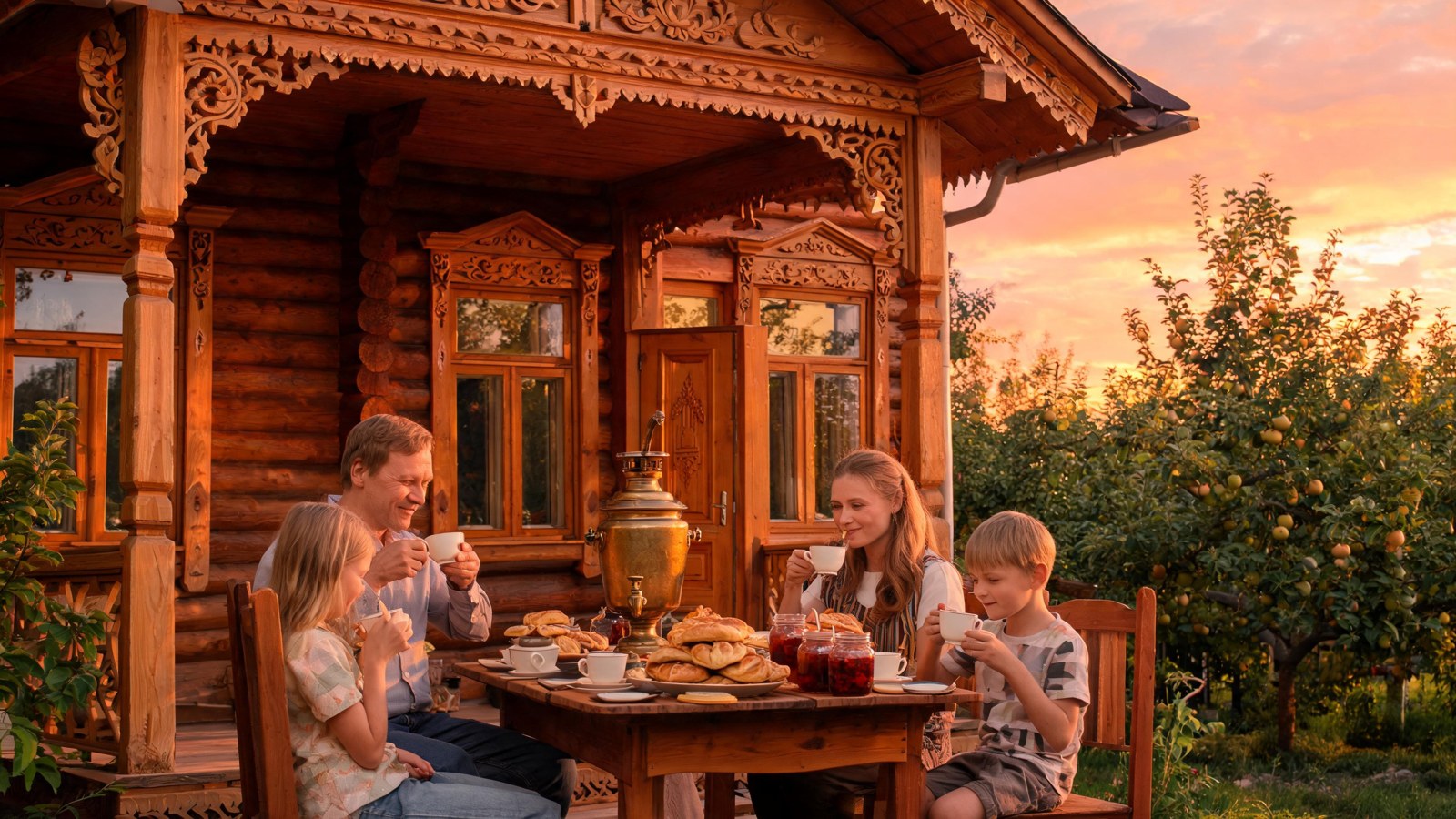 Реалистичное фото от нейросети Seedream 5.0 Lite: семья пьёт чай у самовара на веранде резного деревянного дома, закат, яблоневый сад